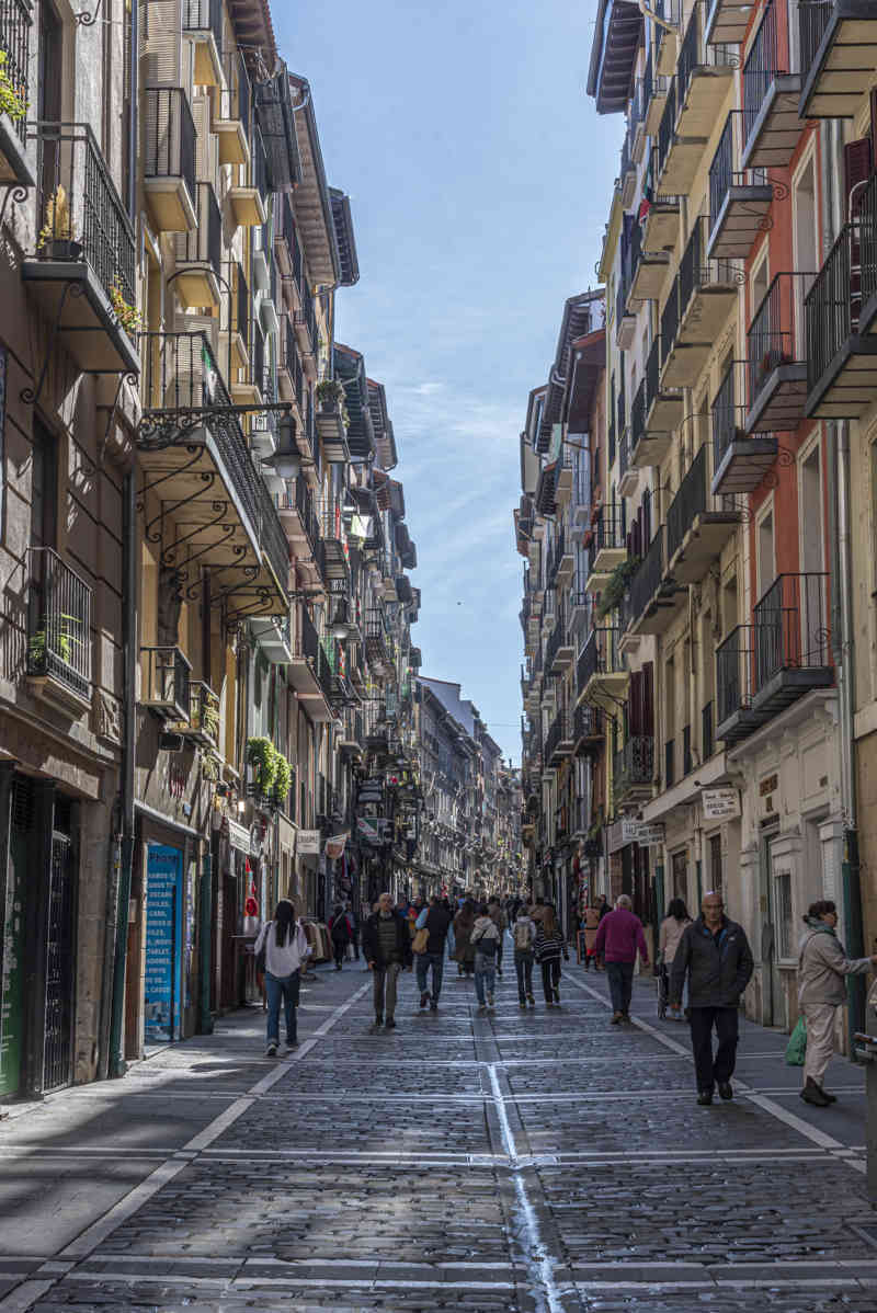 Pamplona 074 - calle de Los Mercaderes.jpg
